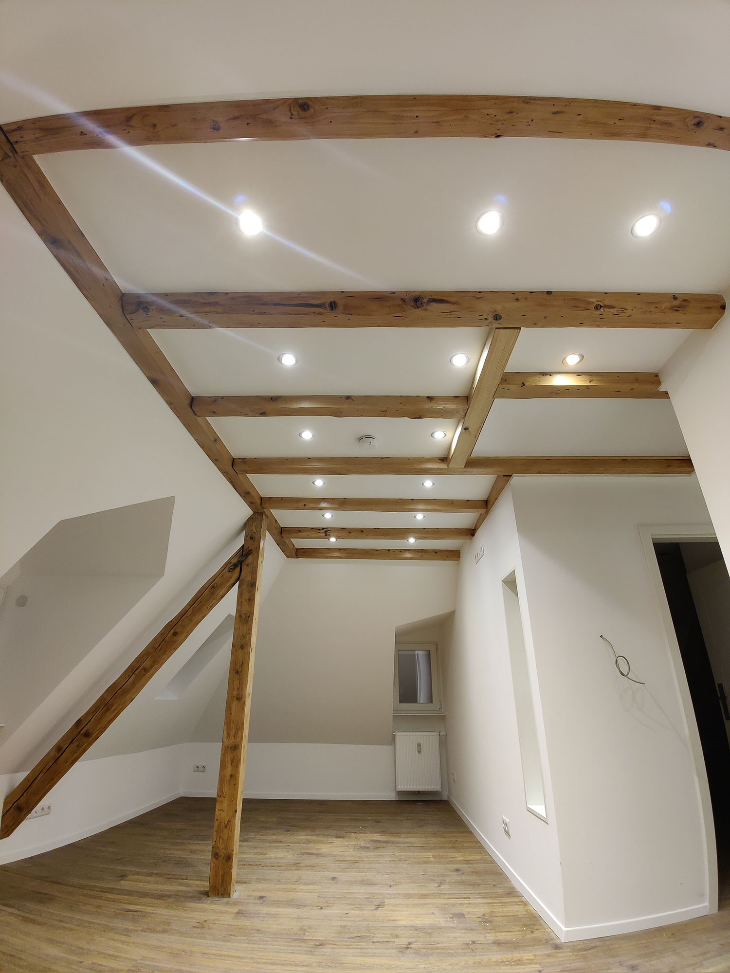 Elektroinstallation mit Einbaustrahlern in einer Dachgeschosswohnung